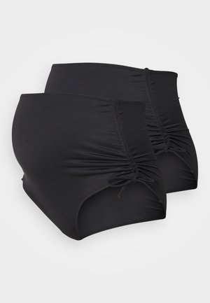 Μαύρα μαγιό σορτς ψηλόμεσα, φτιαγμένα από ελαστικό ύφασμα, με πλάγιες ραφές και ρυθμιζόμενα κορδόνια για στυλ και άνεση. Περιλαμβάνονται δύο κομμάτια.