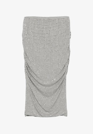 Gonna grigia drappeggiata con una superficie texturizzata adornata da piccoli chiodini metallici, creando un effetto decorativo su tutto il tessuto.