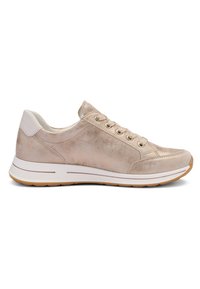 Lichtbeige leren sneaker met witte gewatteerde hiel, veters aan de voorkant en witte zool met lichtbruine profiel, zijaanzicht.