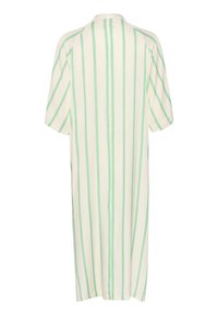 Rochie tunică cu dungi, albă cu dungi verticale verzi, cu mâneci scurte, croi lejer, până la genunchi, textură de țesătură netedă. Fără accesorii notabile.
