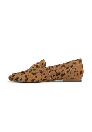 Scarpa marrone piatta slip-on con macchie leopardate nere e tacco basso, in stile mocassino con una fascia sulla tomaia.