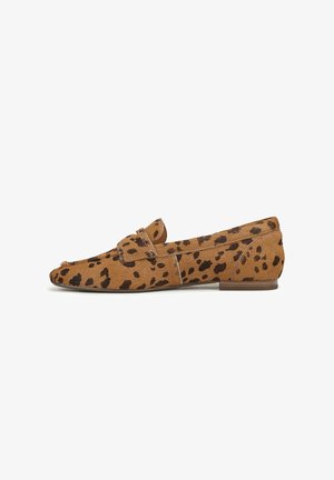 Chaussure plate marron à enfiler avec des taches léopard noires et un petit talon, stylisée comme un mocassin avec une bride sur le dessus.