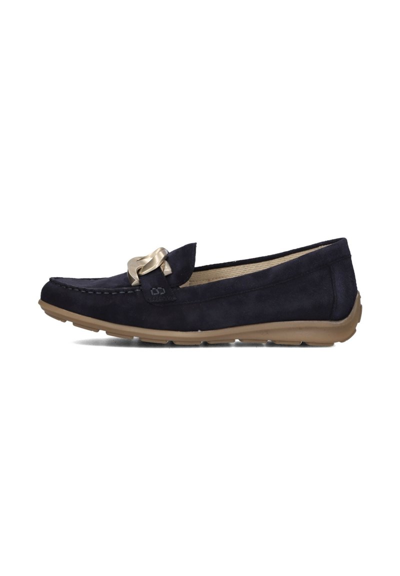 Marineblauwe suede loafers met een gouden hardwareaccent, ronde neus en flexibele rubberen zool. Stiksels langs de randen.