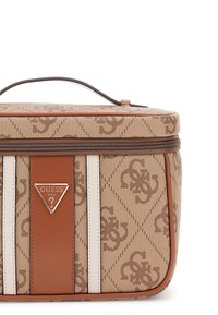 Borsa in tessuto marrone a motivo con un design strutturato, caratterizzata da una striscia beige, hardware argentato e una maniglia di trasporto sulla parte superiore.