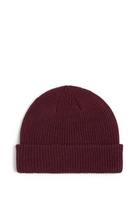 Burgundy neulepipo, jossa on käänteet, esillä tasaisesti valkoista taustaa vasten.