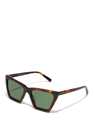 Ochelari de soare cu ochet tortoise, lentile verzi, formă geometrică a ramei și branding auriu "HAWKER" pe bratul ochelarilor. Textură netedă, brațe late.