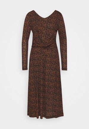 Langärmliges Kleid in Schwarz mit einem orangefarbenen Sprenkelmuster, das eine V-Ausschnitt und eine geraffte Detail an der Taille aufweist, das bis zu einem voll ausgestellten Saum fließt.