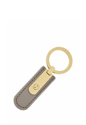 Sleutelhanger met grijze lederen tab en gouden metalen ring, met een klein reliëf "B"-embleem en "BOSS" gegraveerd op de ring.