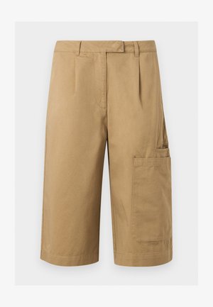 Μπεζ cargo σορτς μέχρι το γόνατο με πλαϊνό τσεπάκι, θηλιές για ζώνη και πιέτες μπροστά, κατασκευασμένα από ανθεκτικό ύφασμα.