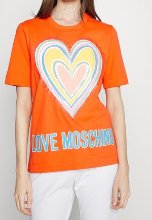 Oranges Baumwoll-T-Shirt mit einem mehrfarbigen Herzdesign, mit "LOVE MOSCHINO" unten in Blau gedruckt. Kurze Ärmel und runder Hals.