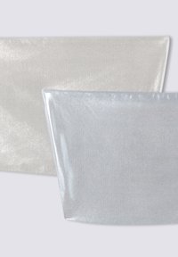 Due due borse metalliche: una argento con una superficie liscia e finitura lucida, e una grigia chiara con un leggero luccichio e superficie in tessuto morbido.