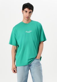 Guess Jeans TEE - Nyomott mintás póló - green leafs