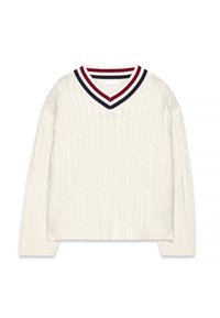 Weißer Kabelstrickpullover mit V-Ausschnitt, der rote und navyfarbene Streifenakzente entlang des Kragens, an den langen Ärmeln und an den gerippten Bündchen aufweist.