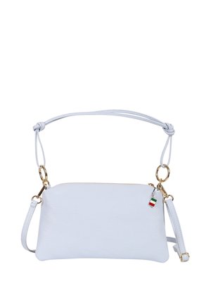 Weiße Ledertasche mit verstellbarem Riemen, goldenen Metallringen und einem kleinen Reißverschlussanhänger mit italienischer Flagge.