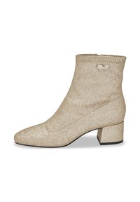 Bota de tobillo dorada brillante con punta afilada y tacón cuadrado. Material suave y texturizado con detalle de costura y acento de logo metálico.