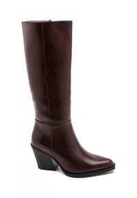 Botte en cuir bourgogne foncé jusqu'au genou avec un bout pointu, un talon noir épais et une texture lisse. Présente une fermeture éclair.