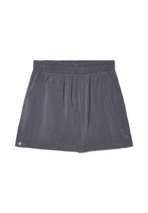 Shorts à taille élastique gris foncé avec poches latérales et petits boutons près de l'ourlet sur les deux jambes, présentés sur fond blanc.