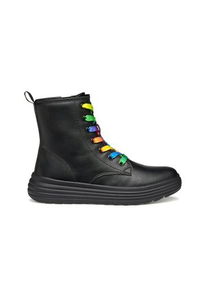 Bottine en cuir noir avec semelle épaisse et lacets multicolores, vue de côté sur fond blanc.