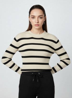 Rippstrickpullover in Creme mit schwarzen horizontalen Streifen. Hat einen Rundhalsausschnitt und enganliegende lange Ärmel. Wird mit schwarzen Hosen kombiniert.