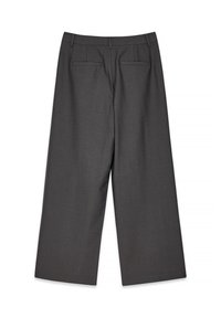 Platas kājas bikses vidēji pelēkā audumā, ar gludu tekstūru, divām aizmugurējām kabatām un vienkāršu jostas dizainu.