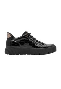 Μαύρο sneaker χαμηλού προφίλ με γυαλιστερή υφή κροκόδειλου, παχιά μαύρη σόλα, μαύρα κορδόνια και μπεζ λεπτομέρεια στο κολάρο της φτέρνας.