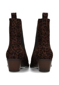 Stivaletti alla caviglia con stampa leopardata marrone, realizzati in camoscio, dotati di pannelli laterali elasticizzati, linguette e tacco basso impilato.