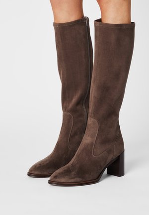 Brune ruskindsstøvler til knæet med firkantet tå, sidelås og blokhæl, der har en glat tekstur og minimalistiske syningsdetaljer.