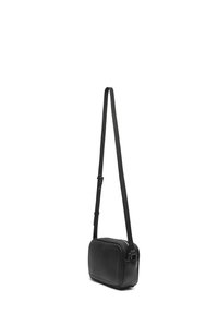 Svart läder crossbody-väska med rektangulär form, justerbar rem och dragkedjestängning. Har en slät textur och en minimalistisk design.