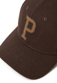 Cappello da baseball in lana marrone scuro con una grande lettera "P" beige contornata di grigio sul pannello frontale.