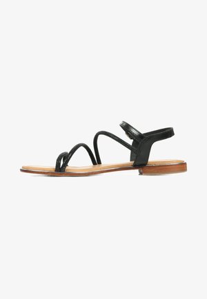 Zwarte leren sandalen met dunne banden, een platte zool en een gespsluiting bij de enkel. Soepele textuur met een minimalistisch ontwerp.