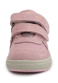 Scarpa in suede rosa con due cinturini regolabili in Velcro, punta rotonda e suola in gomma testurizzata. Sono visibili dettagli delle cuciture e un collo imbottito.