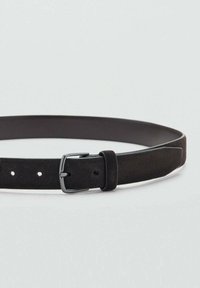 Cintura nera in suede con finitura opaca, dotata di fibbia in metallo argentato, fori per la regolazione e design liscio e piatto.