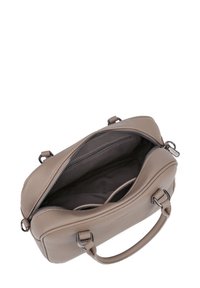 Borsa a tracolla in pelle marrone con superficie testurizzata, chiusura a zip e una tasca interna. Presenta doppi manici corti e dettagli in metallo.