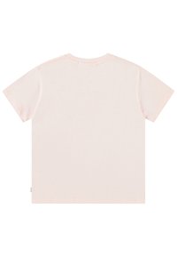 Camiseta de algodón de manga corta en rosa claro con cuello redondo. Textura suave y corte relajado, sin diseños gráficos ni patrones.
