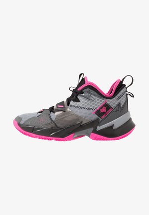 Zapatilla deportiva gris y negra con detalles en rosa brillante, diseño alto, suela texturizada y patrones geométricos en el lateral y el talón.