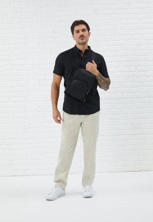 Pier One by Zalando, UNISEX - Bandolera - black
