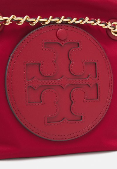 Tory Burch ELLA SMALL CHAIN CROSSBODY - Torba čez telo - ruby