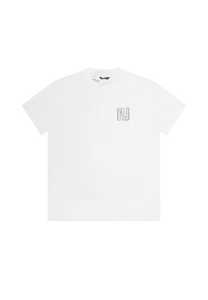 Valkoinen lyhythihainen T-paita, jossa pieni musta "PJ"-logo vasemmassa rinnassa, mustalla ääriviivatekstillä.