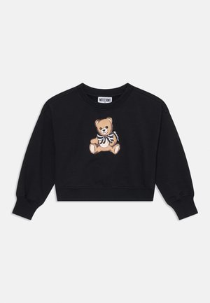 Sweatshirt noir court en tissu doux, avec un graphisme central représentant un ours en peluche portant un nœud papillon rayé. Manches et col côtelés.
