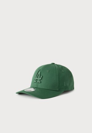 Casquette de baseball verte avec le logo "LA" brodé à l'avant et petit emblème sur le côté, affichée sur un fond clair uni.