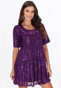 Rochie purpurie cu mâneci scurte, împodobită cu paiete, având o margine în straturi și o suprafață texturată.