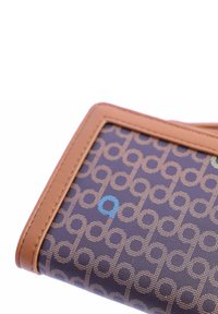 Cartera marrón texturizada con una superficie de patrones en tonos oscuros. Presenta acentos en azul y verde y ribetes de cuero marrón a lo largo de los bordes.