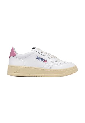 Sneakers in pelle bianca con pannello posteriore rosa, lacci grigi, punta traforata e suola in gomma beige. Presentano il logo "AUTRY" e un emblema.