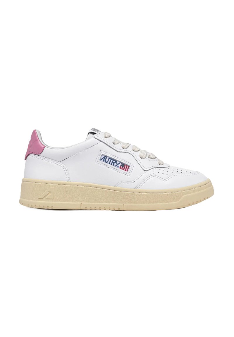 Sneakers in pelle bianca con pannello posteriore rosa, lacci grigi, punta traforata e suola in gomma beige. Presentano il logo "AUTRY" e un emblema.