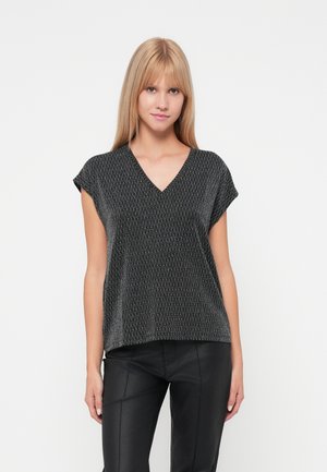 Top de manga corta y escote en V en negro con un patrón texturizado y tejido. Tejido suave con un corte holgado, combinado con pantalones negros.