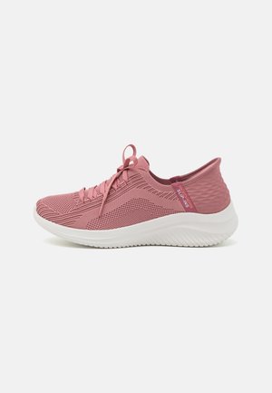 Roze mesh sportief schoen met een witte rubberen zool, voorzien van getextureerde accenten, een ronde neus en een circulair vetersysteem.