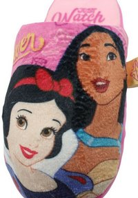 Des chaussons rose avec des illustrations en peluche de deux princesses, l'une avec un nœud rouge et l'autre en bleu, dotés d'une texture douce et d'un design rembourré.
