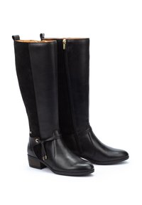 Botas negras hasta la rodilla, hechas de cuero suave y ante, con cremallera lateral, tacón bajo y un strap decorativo con herrajes dorados.