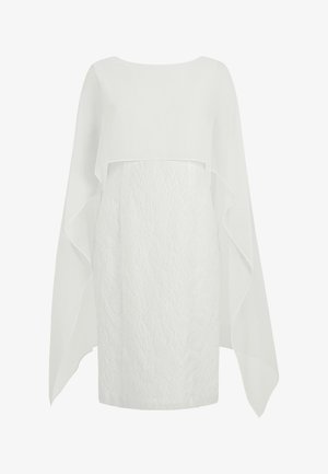 Robe blanche jusqu'aux genoux en tissu texturé avec de longues manches fluides en forme de cape s'étendant des épaules.