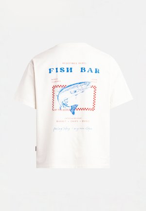 Camiseta de algodón blanca con un gráfico de pez azul, borde a cuadros rojos y texto "FISH BAR" en la parte posterior. Mangas cortas, corte holgado.